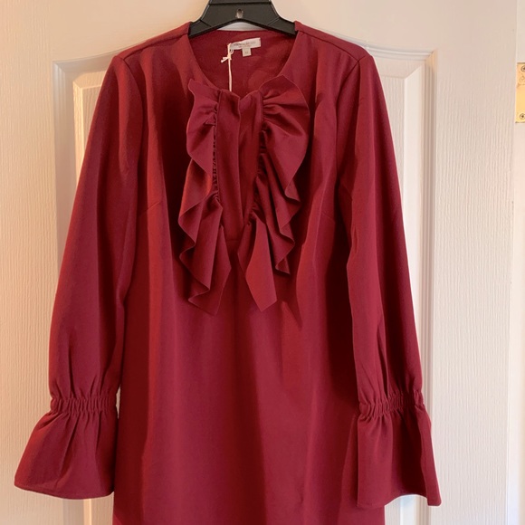 Knee length dress/top w ruffles at the sleeves + front. Bordeaux. Wrinkle proof. - Picture 2 of 4